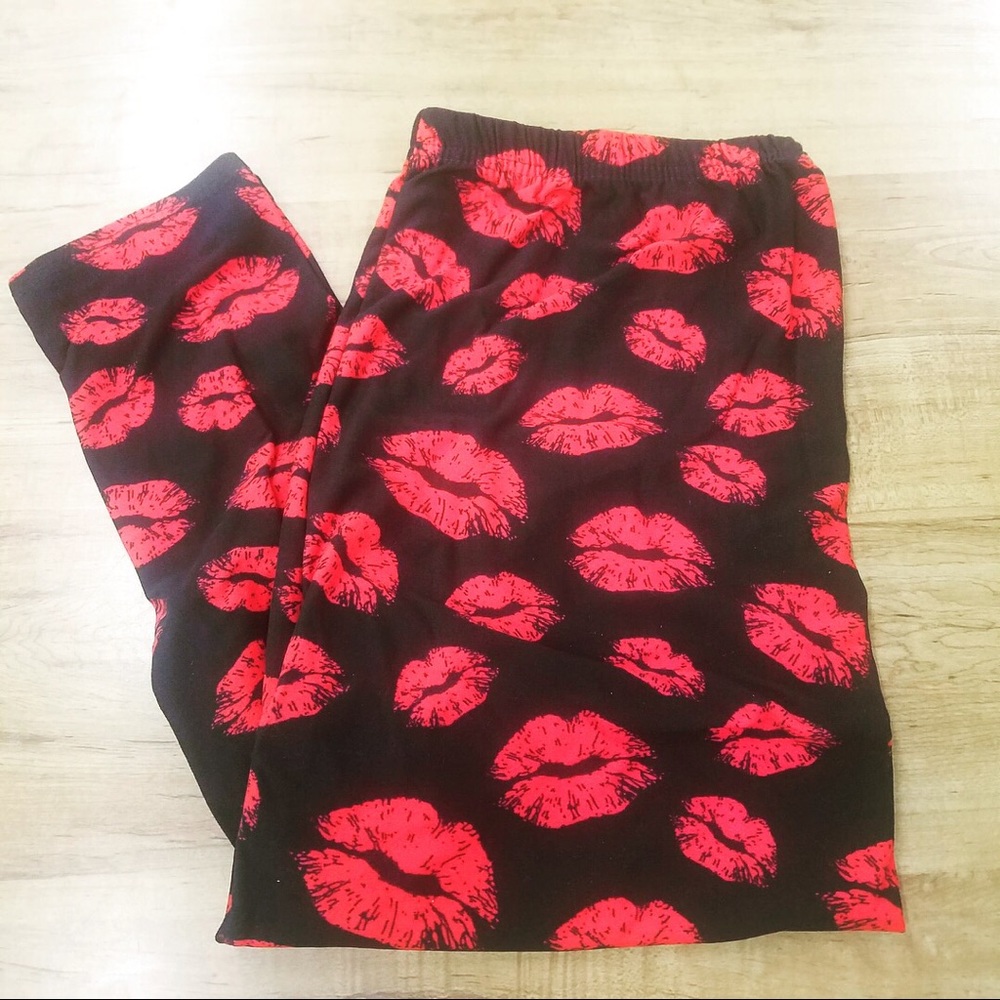 Red lips 💋 SUPER SOFT TC leggings
